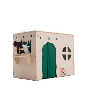helles Kinder-Spielhaus aus Platten mit grünen Vorhängen als Tür, rundes Bullauge an der Seite und Regal mit kleinen Figuren